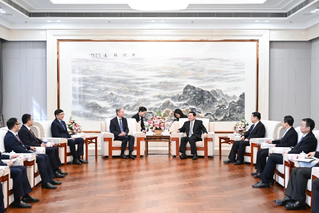 Hao Peng and Wang Xinwei meet with the delegation led by Ton Büchner, the Chair of the Board of Directors of Swiss-based Burckhardt Compression Group